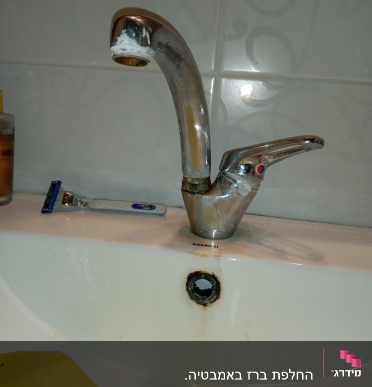 ברז מטבח עם חלודה וכתמים, כיור לבן